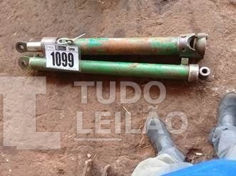 2 Pistões Sendo (1) Do Elevador E (1) Do Levante Da Colhedora Jonh Deere